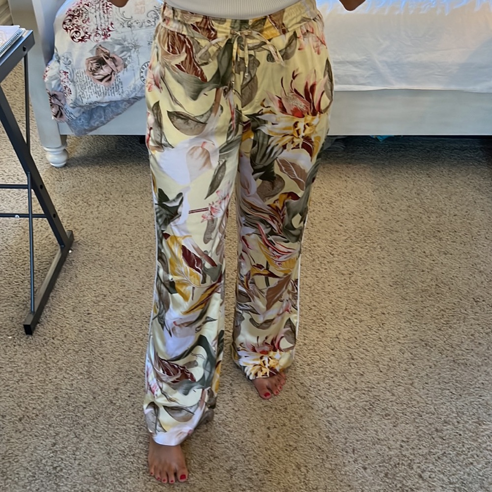 White House Black Market size Small yellow floral & leaf print polyester